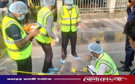 খুলনায় আদালত ভবনের সামনে দু’জনকে গুলি ও কুপিয়ে হত্যা