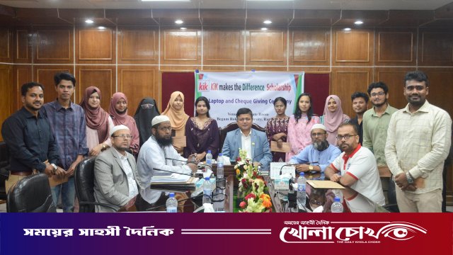 বেরোবিতে শিক্ষাবৃত্তিপ্রাপ্ত শিক্ষার্থীদের মাঝে ল্যাপটপ ও চেক বিতরণ