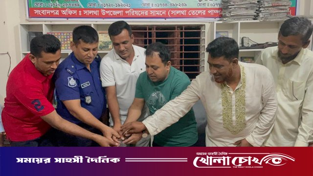 কেক কেটে সালথা প্রেসক্লাবের সভাপতি নুরুল ইসলাম নাহিদের জন্মদিন উদযাপন