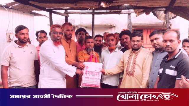 সালথায় আগুনে বসতঘর পুড়ে ছাই, যুবদল নেতা ত্রাণ পৌঁছে সাহায্যের হাত বাড়ালেন