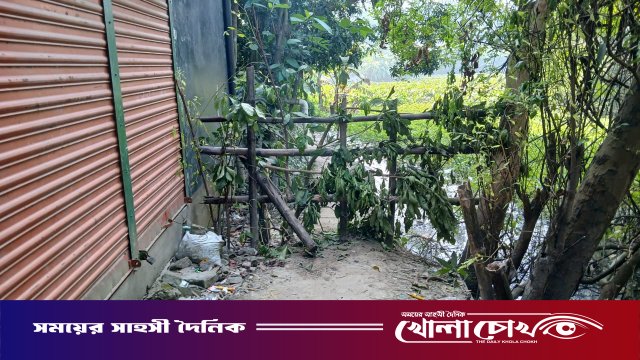 শ্রীনগরে মামলা জেরে প্রবাসীর চলাচলের রাস্তায় বেড়া নির্মাণের অভিযোগ