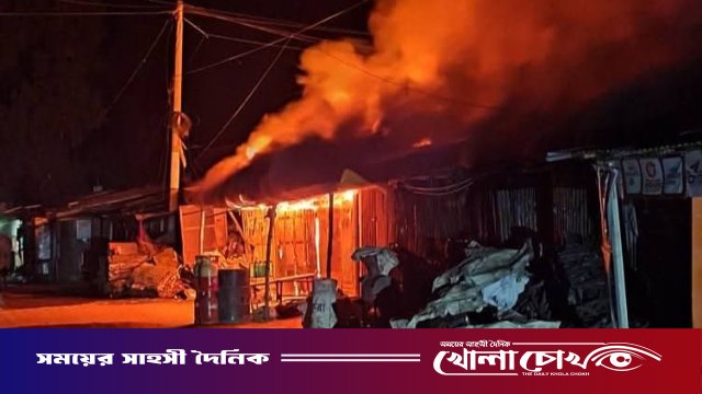 আত্রাইয়ে ভয়াবহ অগ্নিকাণ্ডে তিন দোকান পুড়ে ছাই