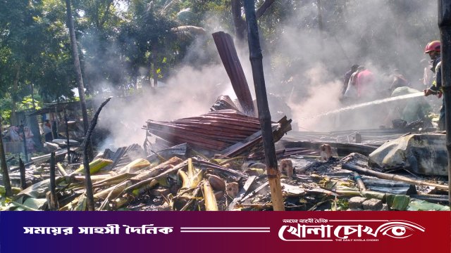 আলফাডাঙ্গায় বসতবাড়িতে গ্যাস সিলিন্ডার লিকেজ থেকে ভয়াবহ অগ্নিকাণ্ড : চারটি ঘর ভস্মীভূত