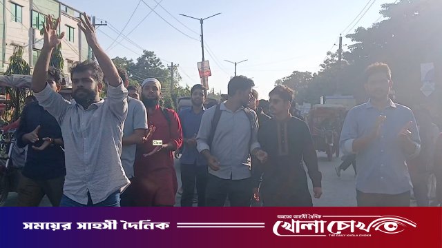 শেখ হাসিনার ফাঁসির রায়: শহীদ আবু সাঈদের বিশ্ববিদ্যালয়ে আনন্দ মিছিল ও মিষ্টি বিতরণ