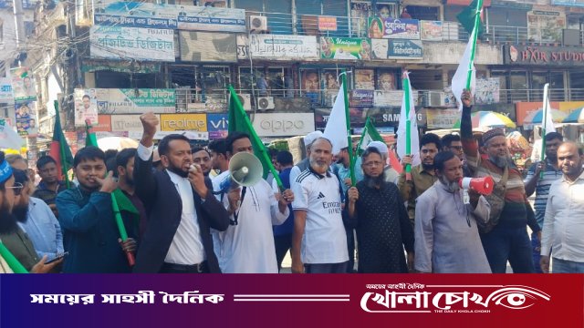 ফরিদপুরে শেখ হাসিনার ফাঁসির রায়কে ঘিরে মিষ্টি বিতরণ ও আনন্দ মিছিল