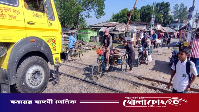 রাণীনগরে রেলগেটের উঁচু-নিচু রাস্তায় প্রতিদিন দুর্ঘটনা