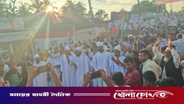 নোয়াখালীতে বিএনপির প্রার্থী পরিবর্তনের দাবিতে কাফনের কাপড় পরে বিক্ষোভ