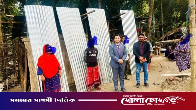 আলফাডাঙ্গায় অগ্নিকাণ্ডে ক্ষতিগ্রস্তদের মাঝে ঢেউটিন বিতরণ করল উপজেলা প্রশাসন