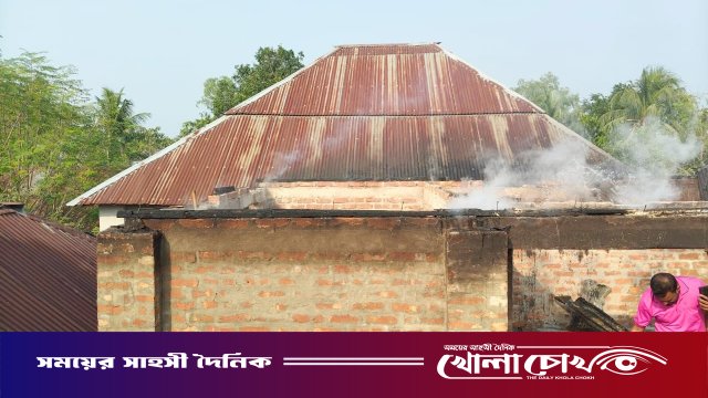 রাণীনগরে মৎস্যজীবির বাড়িতে অগ্নিকাণ্ড সাত লাখ টাকার ক্ষয়ক্ষতি
