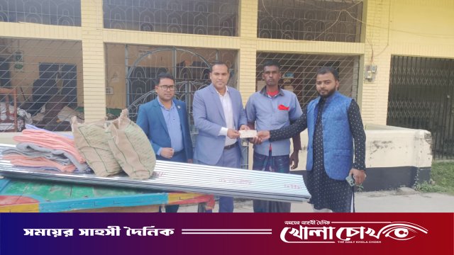 রাণীনগরে আগুনে বাড়ি পুড়ে যাওয়া পরিবারকে সহায়তা