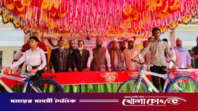 রাণীনগরে মেধা যাচাই পরীক্ষায় প্রথম স্থান অধিকার করায় দুই শিক্ষার্থীকে বাইসাইকেল উপহার