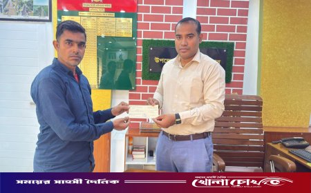 রাণীনগরে বিরল রোগে আক্রান্ত লালমনকে ইউএনও’র আর্থিক সহায়তা