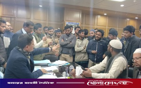 নির্বাচন কমিশনের স্থবিরতায় ক্ষুব্ধ শিক্ষার্থীরা, ভিসির সামনে বিক্ষোভ