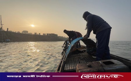 পদ্মায় বাল্কহেড থেকে পড়ে শ্রমিক নিখোঁজ