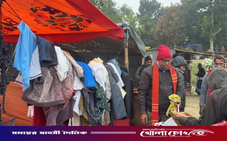 ‎‘মানবিক রশি’ টানিয়ে শীতার্তদের পাশে সাংবাদিক গামছা কাজল