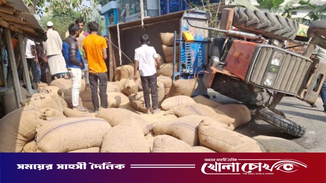 রাণীনগরে ধানবোঝাই ট্রাক্টর উল্টে একই পরিবারের শিশুসহ আহত ৪