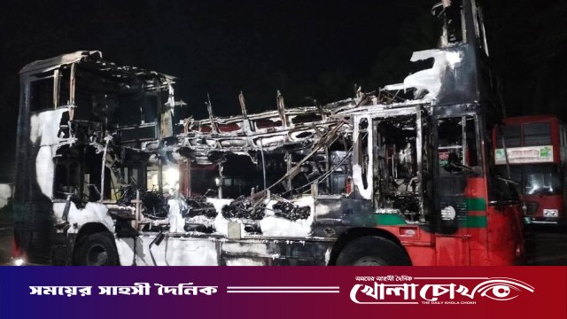 নোয়াখালীতে গভীর রাতে বিআরটিসির ২ বাসে আগুন