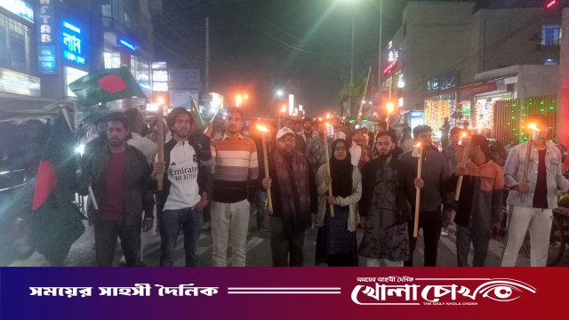 শরীফ ওসমান হাদীর ওপর হামলার প্রতিবাদে ফরিদপুরে বৈষম্যবিরোধী ছাত্র আন্দোলনের মশাল মিছিল