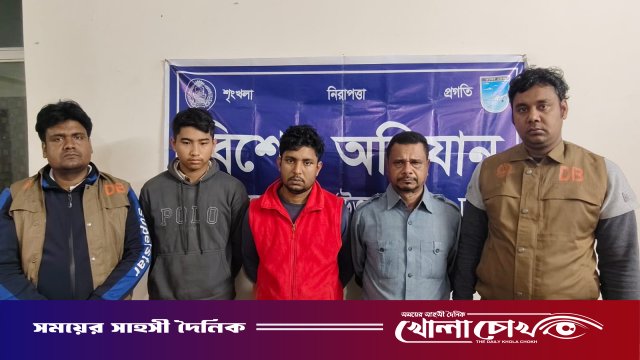 আশুলিয়ায় মদের কারখানায় ডিবি পুলিশের হানা: বিপুল পরিমাণ মদ ও তৈরির সরঞ্জামসহ গ্রেফতার ৩