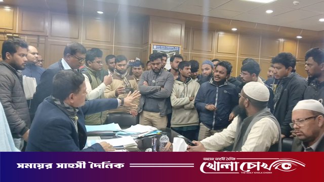 নির্বাচন কমিশনের স্থবিরতায় ক্ষুব্ধ শিক্ষার্থীরা, ভিসির সামনে বিক্ষোভ