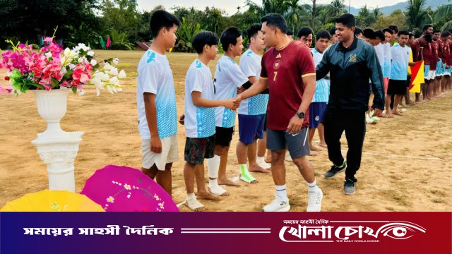 সুংসুংপাড়ায় সেনাবাহিনীর উদ্যোগে বড়দিন ও নববর্ষ উদযাপন: প্রীতি ফুটবল ম্যাচ ও সম্প্রীতি সভা অনুষ্ঠিত