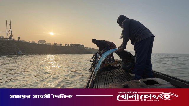 পদ্মায় বাল্কহেড থেকে পড়ে শ্রমিক নিখোঁজ