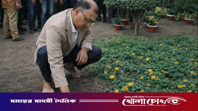 দেশে ফিরে পরম মমতায় মাটি ছুঁলেন তারেক রহমান