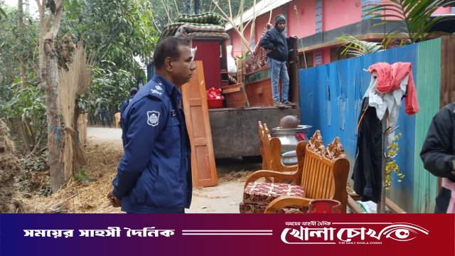 আলফাডাঙ্গায় বিএনপি নেতা হত্যাকাণ্ডের পর থমথমে পরিস্থিতি: পুলিশের পাহারায় আসামিপক্ষের মালামাল সরানো