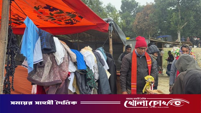 ‎‘মানবিক রশি’ টানিয়ে শীতার্তদের পাশে সাংবাদিক গামছা কাজল