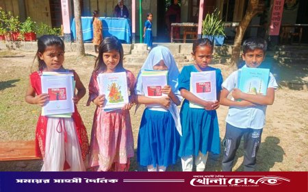 বছরের শুরুতেই কাপ্তাইয়ের শিক্ষার্থীদের হাতে নতুন বই