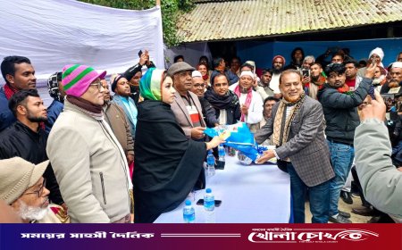 শামা ওবায়েদের হাতে ফুল দিয়ে বিএনপিতে যোগদান করলেন আওয়ামী লীগ নেতা