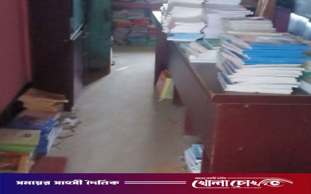 ৪০০ টাকা না দিলে মিলছে না বই: প্রধান শিক্ষকের বিরুদ্ধে বাণিজ্যের অভিযোগ