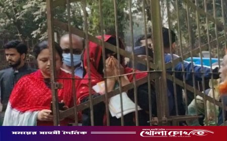 পরীক্ষার হলে মেয়ে, বাইরে প্রার্থনারত মা