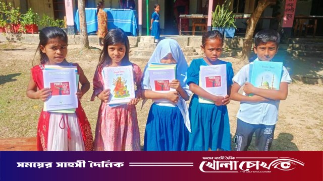 বছরের শুরুতেই কাপ্তাইয়ের শিক্ষার্থীদের হাতে নতুন বই