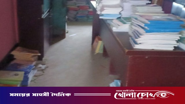 ৪০০ টাকা না দিলে মিলছে না বই: প্রধান শিক্ষকের বিরুদ্ধে বাণিজ্যের অভিযোগ