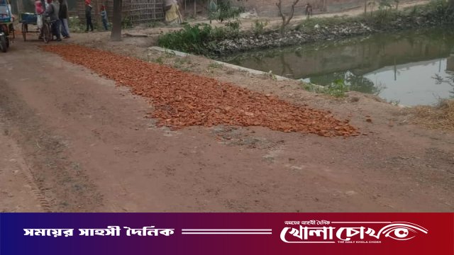 গোদাগাড়ীতে স্কুল সংলগ্ন সড়ক সংস্কারে ব্যাপক অনিয়মের অভিযোগ