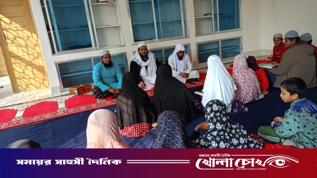 সদরপুর মডেল মসজিদে কুরআন হাতে নিলো শিক্ষার্থীরা