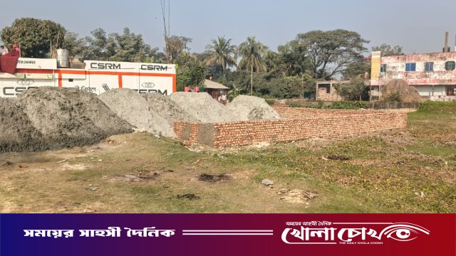 সরাইলে আদালতের নিষেধাজ্ঞা অমান্য করে জমি দখল ও দেয়াল নির্মাণ