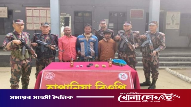 নওগাঁর সীমান্তে ভারতীয় ঔষধ ও মদসহ ৩ চোরাকারবারী আটক