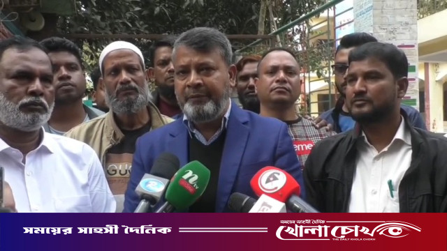 বিএনপি থেকে বহিষ্কৃত হয়ে শ্রীনগরে ইউপি চেয়ারম্যানের মিষ্টি বিতরণ