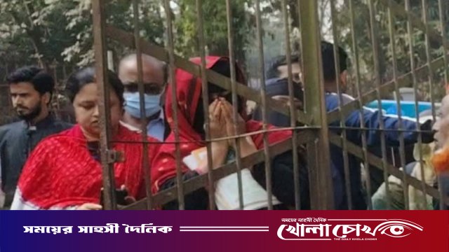 পরীক্ষার হলে মেয়ে, বাইরে প্রার্থনারত মা