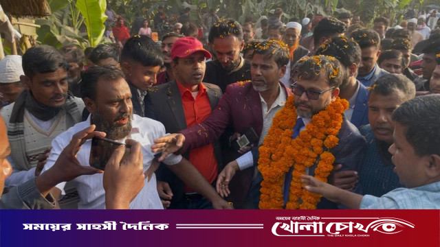 ভোটকেন্দ্রে ব্যালটে সিল মারার আনন্দ নিতে দেশে এলেন আমেরিকা প্রবাসী হাবিব