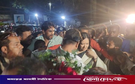 ব্রাহ্মণবাড়িয়ায় শহীদ মিনারে রুমিন ফারহানাকে বাধা