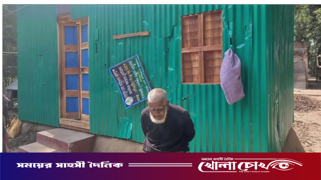 অন্ধ গফুরের বাড়িতে সন্ত্রাসীদের হামলা ও লুটপাট