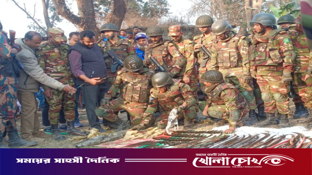 ফরিদপুরে যৌথ বাহিনীর অভিযানে পুকুর থেকে আগ্নেয়াস্ত্রসহ বিপুল দেশীয় অস্ত্র উদ্ধার