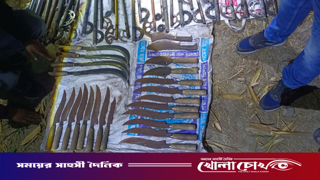 বাগমারায় র‍্যাবের ঝটিকা অভিযান ৫৬টি দেশীয় অস্ত্র উদ্ধার করেছে র‍্যাব-৫