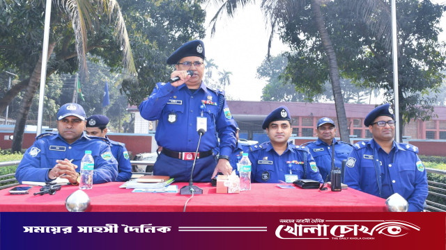 নওগাঁয় ভোটকেন্দ্রে দায়িত্ব পালনকারী পুলিশ সদস্যদের উদ্দেশ্যে ব্রিফিং প্রদান করেন, পুলিশ সুপার তারিকুল ইসলাম