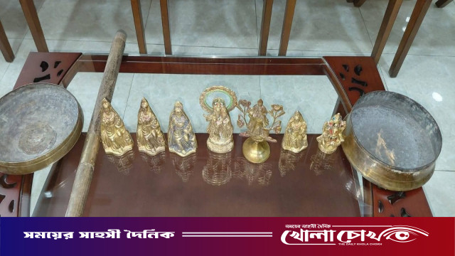 নওগাঁয় পুকুরে মাছ ধরার সময় সাতটি ছোট মূর্তি ও দুইটি বাটি উদ্ধার