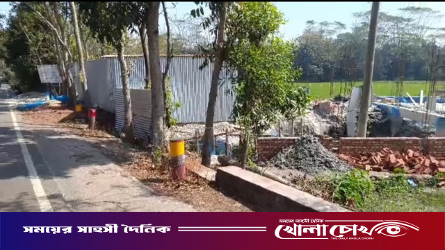 আগৈলঝাড়া বাইপাস সড়কে অবৈধ দখল করে এসডিএফ এনজিওর ভবন নির্মাণ