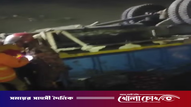 মাগুরায় ট্রাক উল্টে চালক নিহত